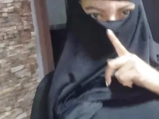 Real Sexy Amateur Muslim Arabian MILF Masturbates Squirting Fluid Gushy Pussy To Orgasm HARD In Niqab