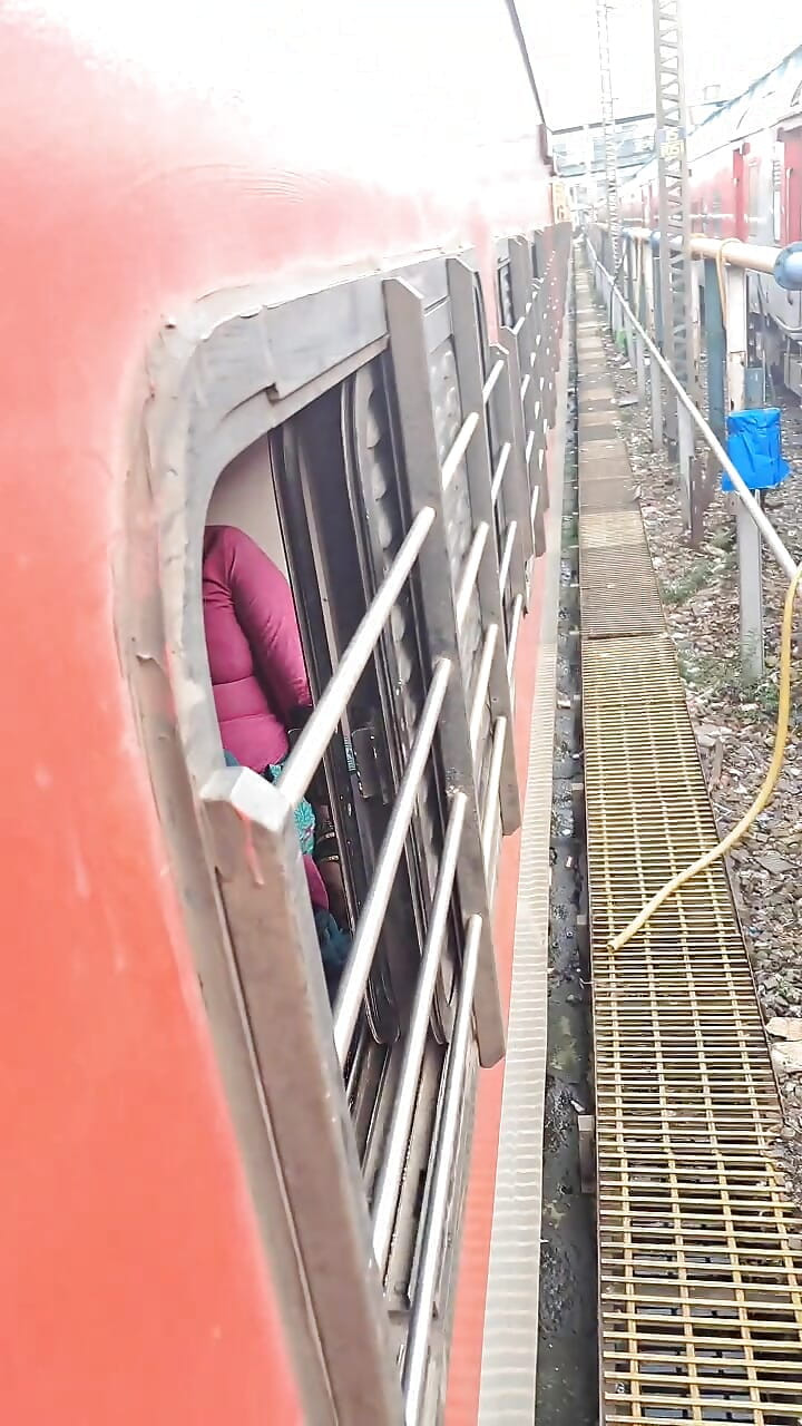🥵INDIAN TRAIN VALI BHABHI girl have sex with step brother Xxx , Desi Village Doggy style rough hardcore College girl tight