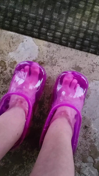 Smoking Milf big foot soak
