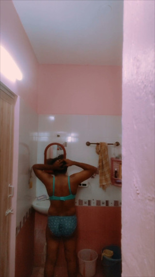 Raji Bathing video