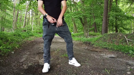 Watch this dude taking a piss