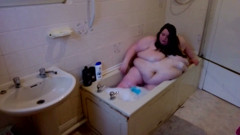 Sbbw attempts to take a bath, can she fit?