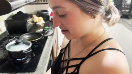 18 YEAR OLD GIRL FUCKS WHILE COOKING, SWALLOWS MILK AS PART OF THE RECIPE