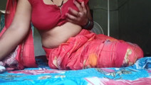 Sister-in-law with big pussy put her finger in her pussy and took out the water from the pussy with a sex vibrator.