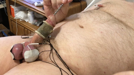 Estim pulsing while I probe for a cumshot