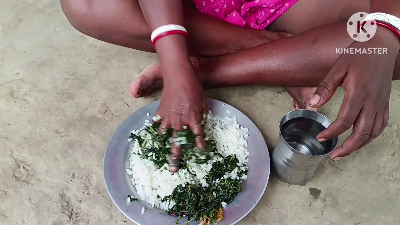 Desi hot bhabhi ne khana khaya