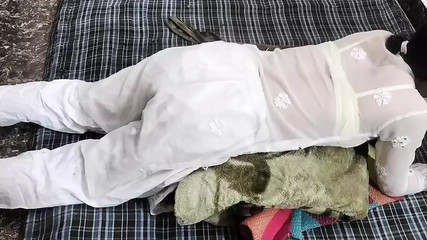 Soyi hui bhabhi ko jabar dasti pakad ke pel diya