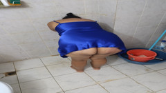 My boss's amateur milf wife takes a bath