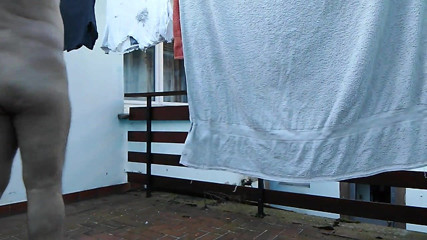 Nu dehors decroche linge avec accident pisse