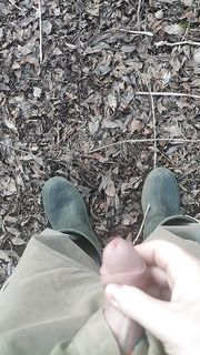 quick cum outdoors