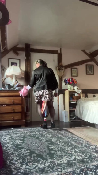 Dressed with a short leopard skirt with ruffles for a night out