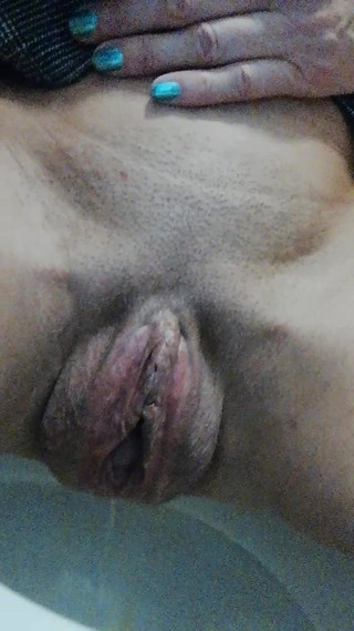 Peeing huge cunt