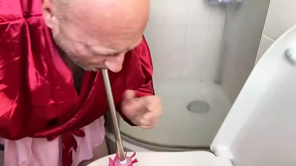 Frag cleans Masters toilet