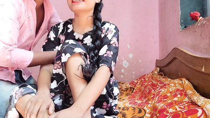 Desi bhabhi bahar thi tabhi vaha usaka padoshi aya or bhabhi ko chod diya