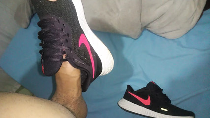 playing with wife's new nike revolution 5