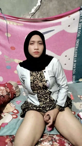 Beautiful Blonde in Kebaya Returns to Kondangan