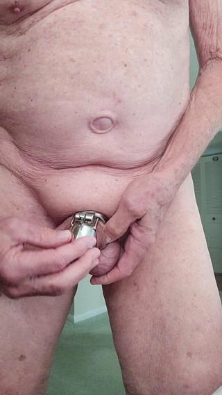 Edged&amp;stiffed i it's cage