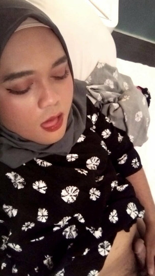 Crossdresser Hijab Wants The Cock