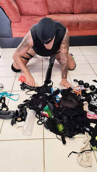 Tucking big huge fist play with all my toys