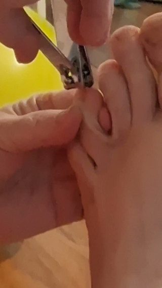 Big Beauty Nurse Vicki Cuts Boyfriends Toe Nails He Has Stinky Dirty Feet