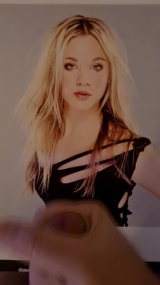 Kaley Cuoco cum tribute