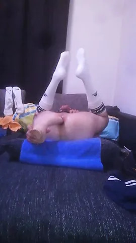(GER)Amateur Twink-Bottom fucks the delicious young sperm from the condom into his asshole after sexdate