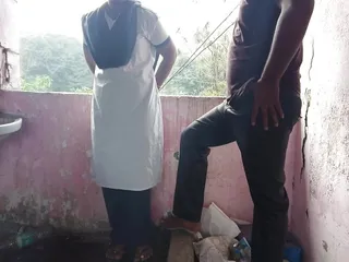 Desi college ladaki apane ghar ke chat me jakar apane tusion teacher ko chut diya