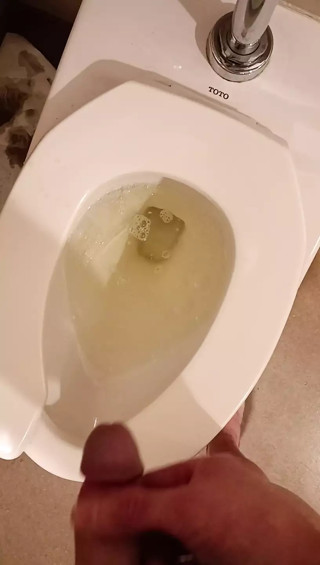 Berrybutt Bathroom Piss Marking
