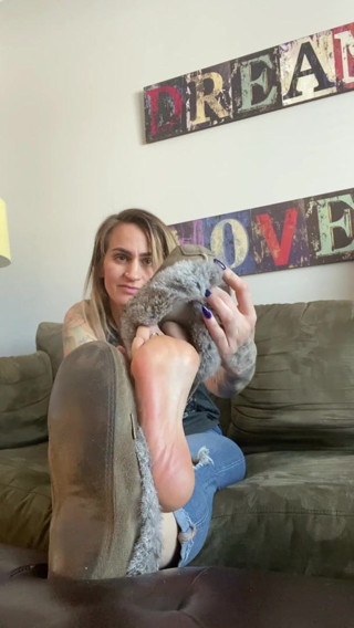 Milf Makes you Watch as she Worships her own Feet! (PREVIEW)