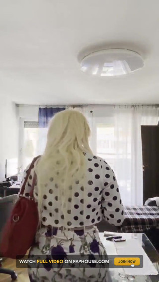Pearl Vanesa Showing Her Body in Her Home Wearing Lovely Pearls thumbnail
