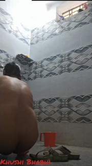 Desi bhabhi bathroom me naha rahi h...