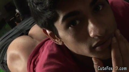 Foxy twink model displays goods on cam