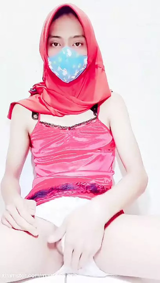Hijab Anal Play Using Butt Plug thumbnail