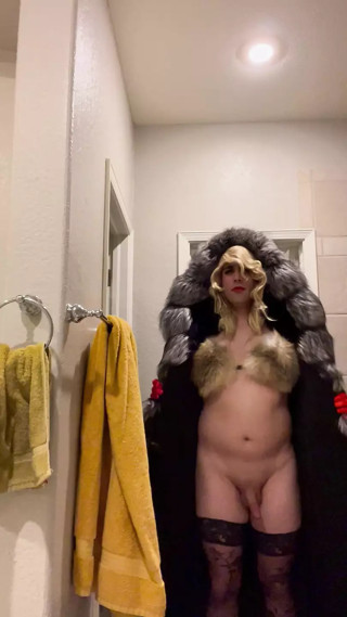 Fur slut in black fox furs