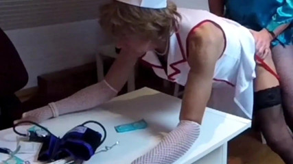 Doctor folla a crossdresser en sus consulta