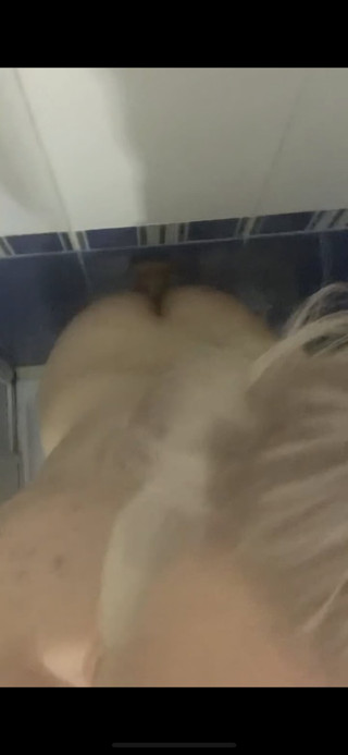 I put my virgin ass on a dildo, get high quietly closing in the bathroom so that I don't get burned