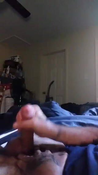Solo male Jerking a huge Nut out of his weenie💥