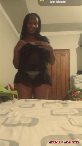 MILF Nikkie's Ass Shake