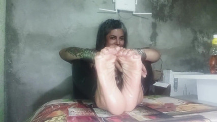 Honey, Dinner Is Ready, Sticky Honey Foot Play & Seductive Toe Tease