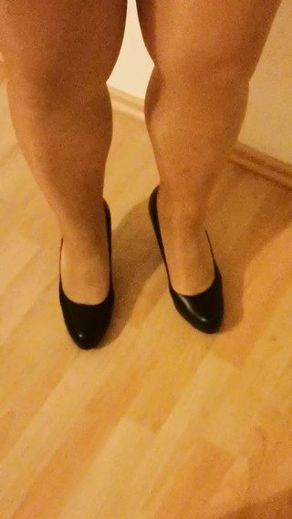 Shiny body, shiny tights and high heels thumbnail