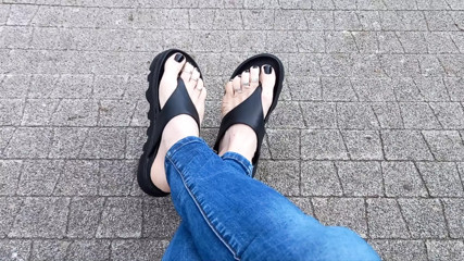 showing feet- crossdressing thumbnail