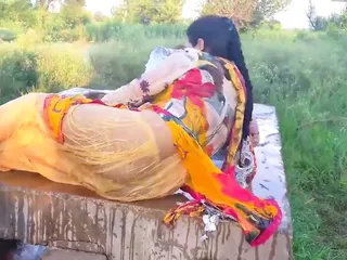 Desi Village Bhabhi Nangi Hokar Khet Me Nahate Huye