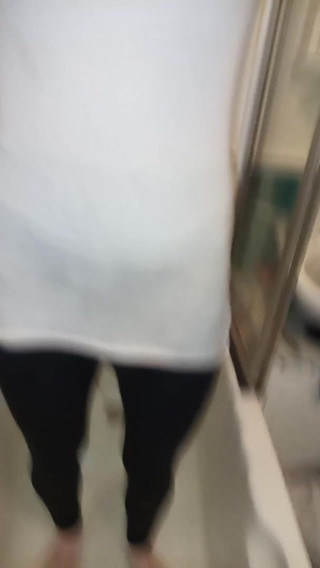 sammiecrossed pee in leggings